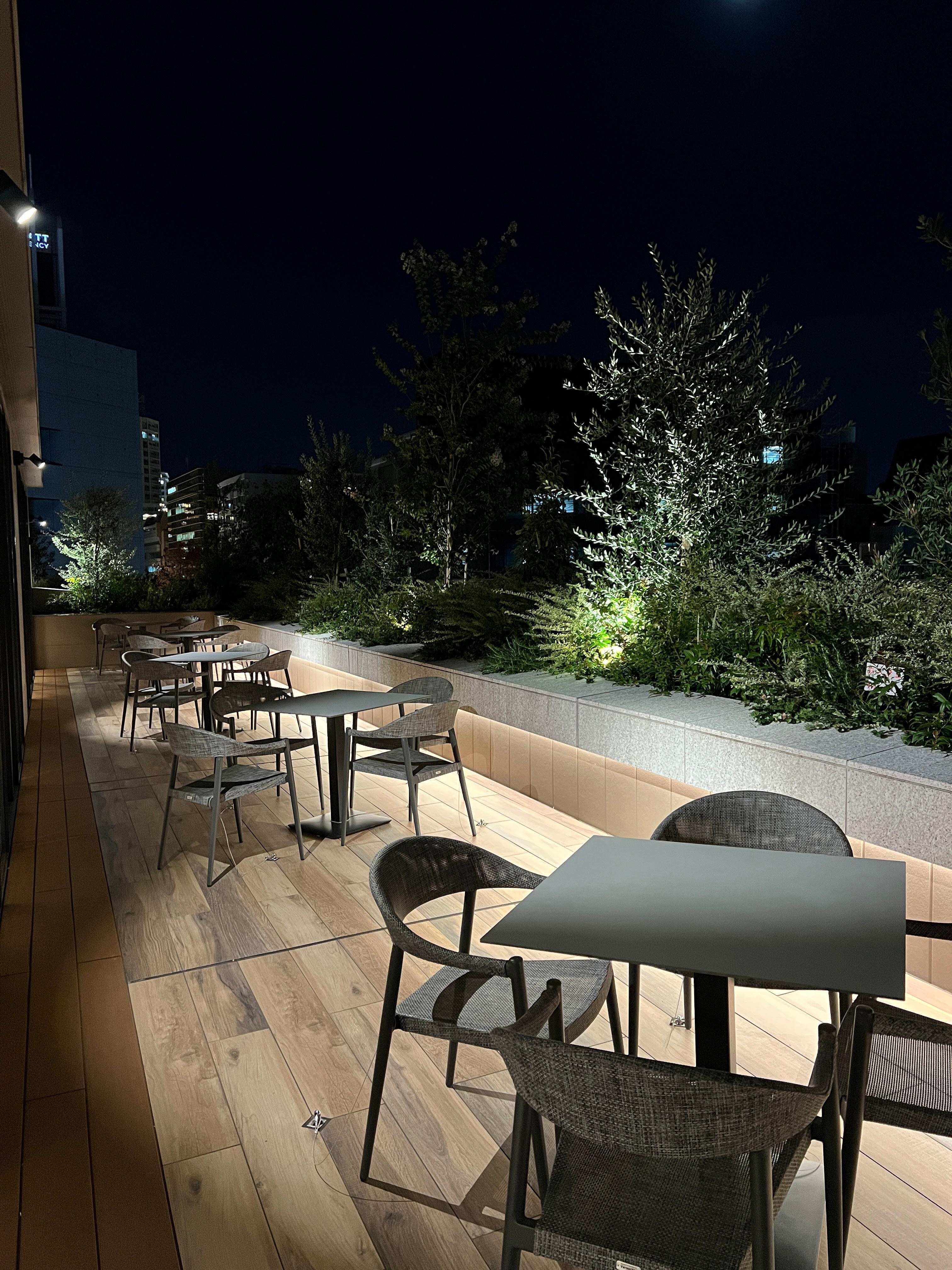 Free lounge access (outside)