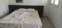 Letto con lenzuola da caserma