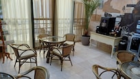Le salon veranda où l'on se servir en self-service du café et différentes boissons