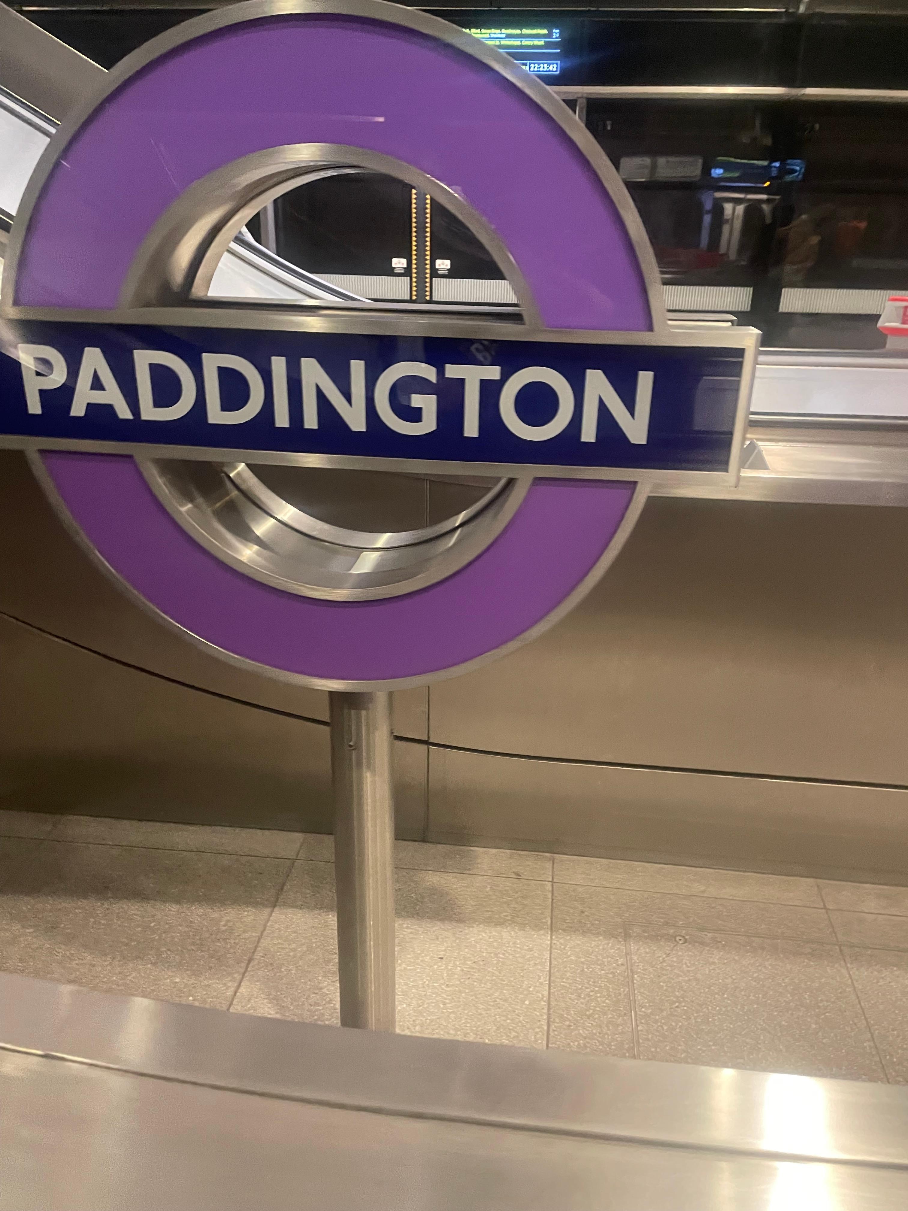 5 min fra Paddington station, hvor der er direkte tog til Heathrow. 