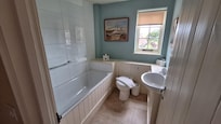 Ensuite bathroom (Minnie)