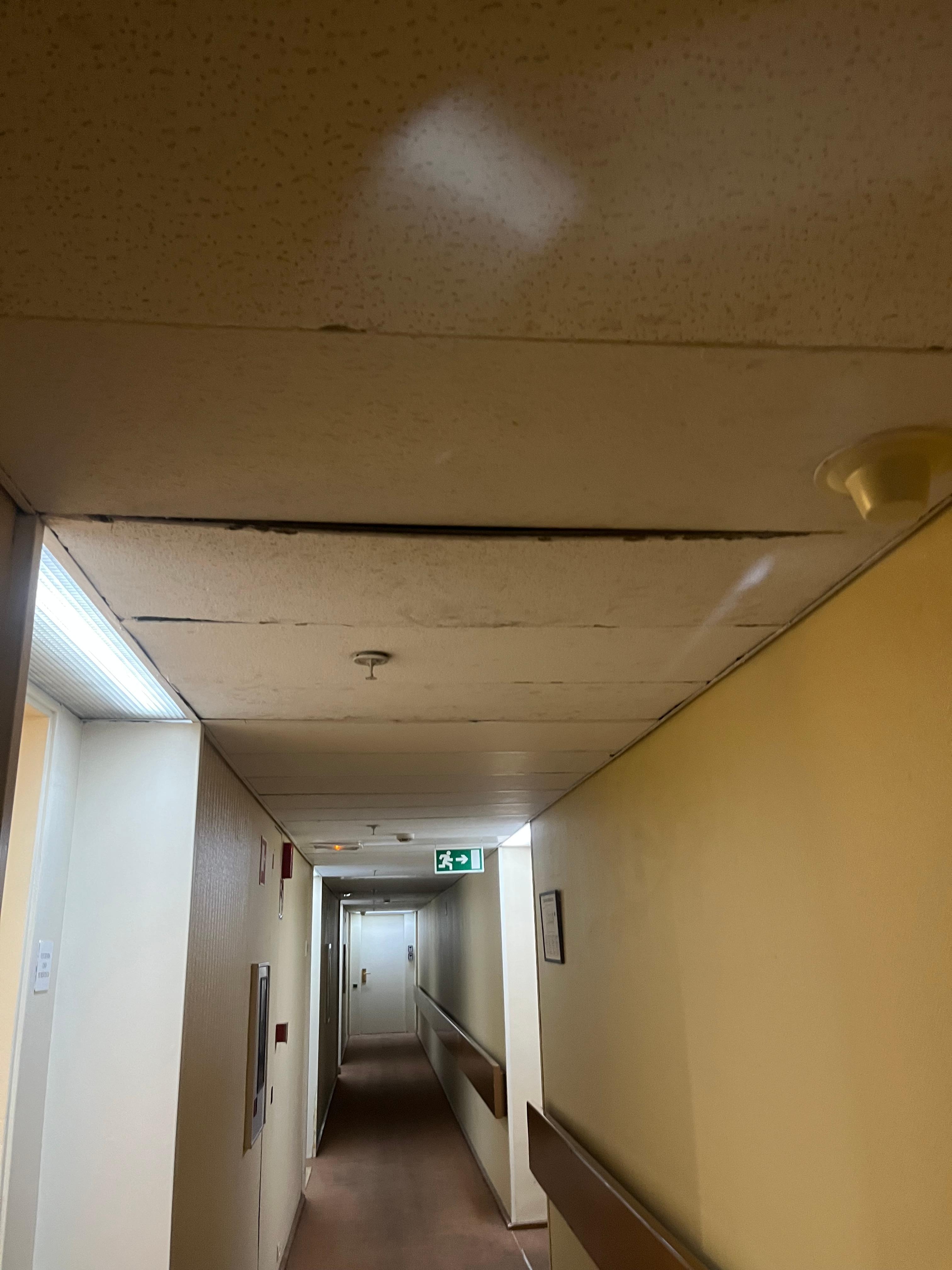 Les dalles du plafond sont limite à tomber dans les couloirs