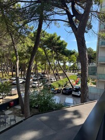 Blick aus dem Balkon zum Eingang
