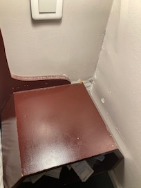 Mobilier et mur dans la chambre dite “superieure”