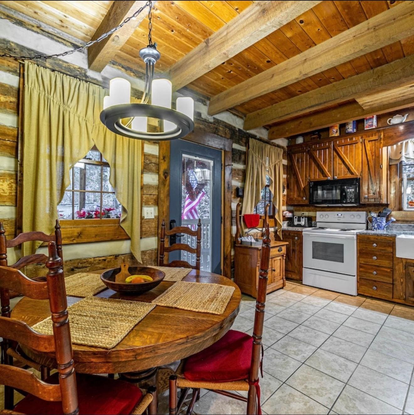 Kitchen & eat in breakfast area