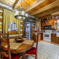 Kitchen & eat in breakfast area