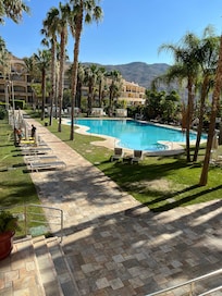 Piscine sous les palmiers