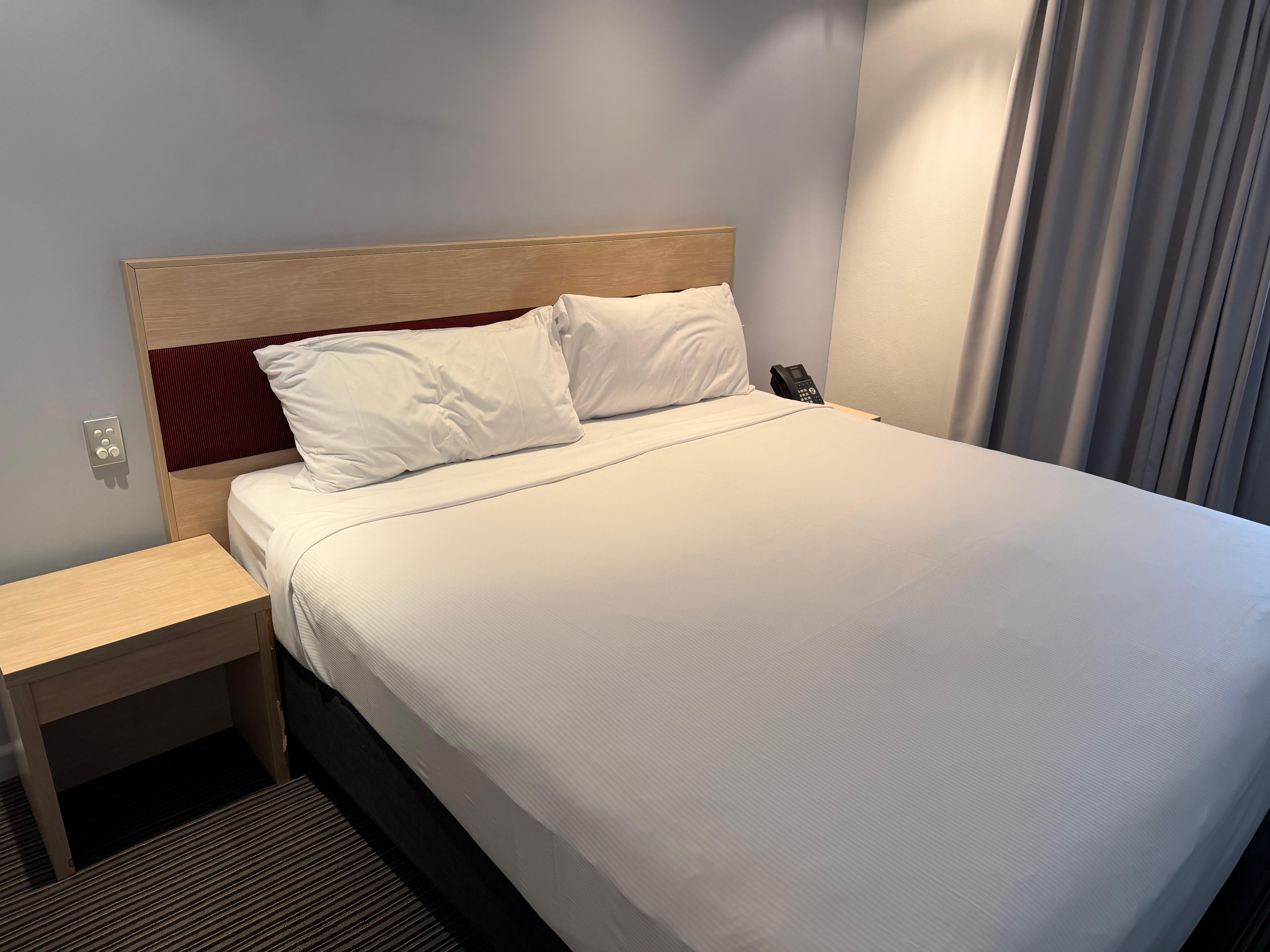 十分な広さのベッド。