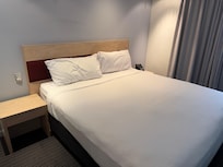 十分な広さのベッド。