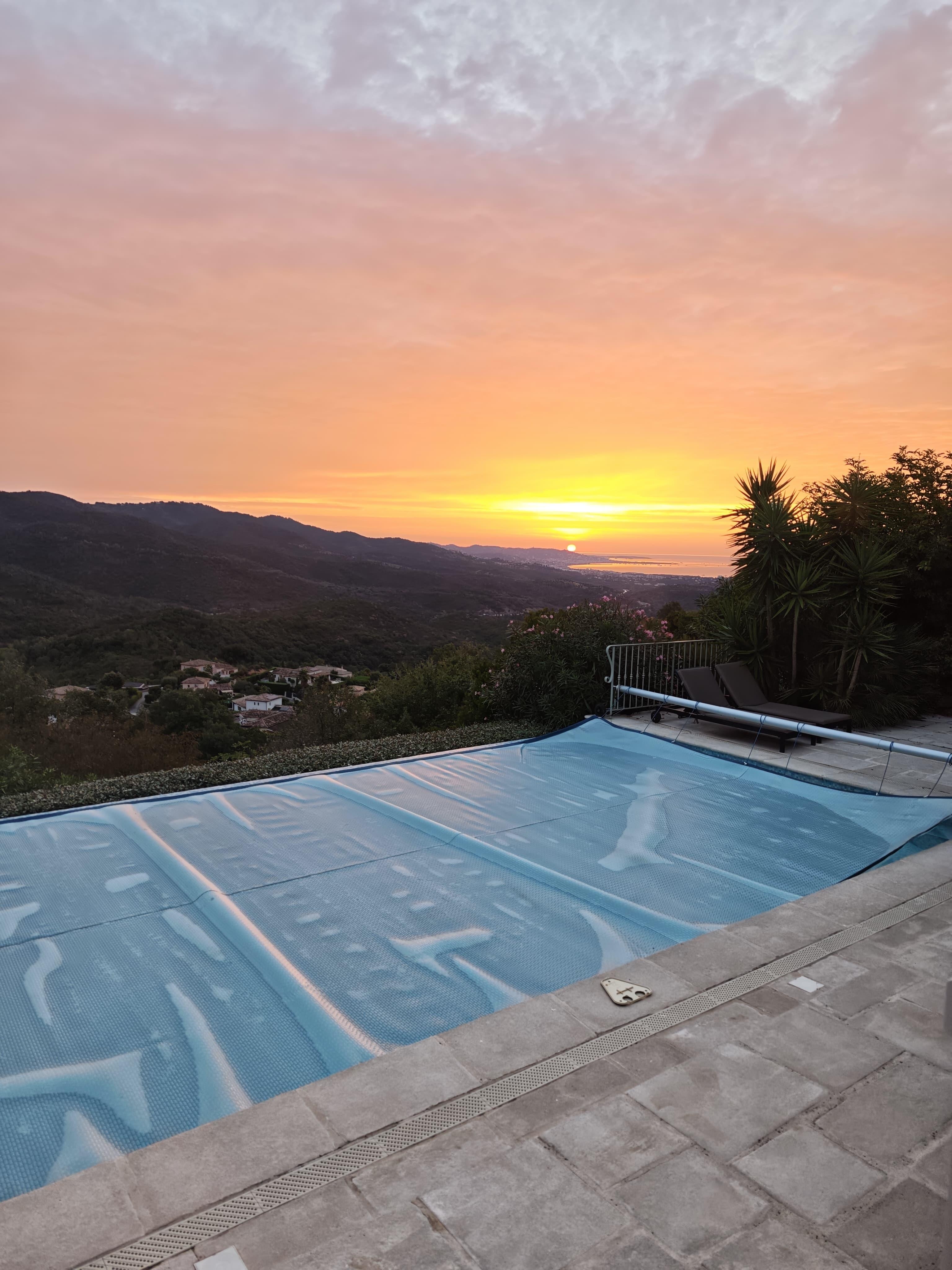 Sonnenuntergang und Pool mit Abdeckung (Wäremspeicherung)
