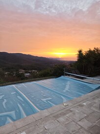 Sonnenuntergang und Pool mit Abdeckung (Wäremspeicherung)