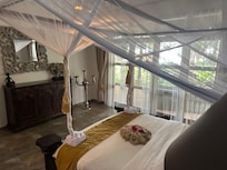 Sultan i villa bedroom
