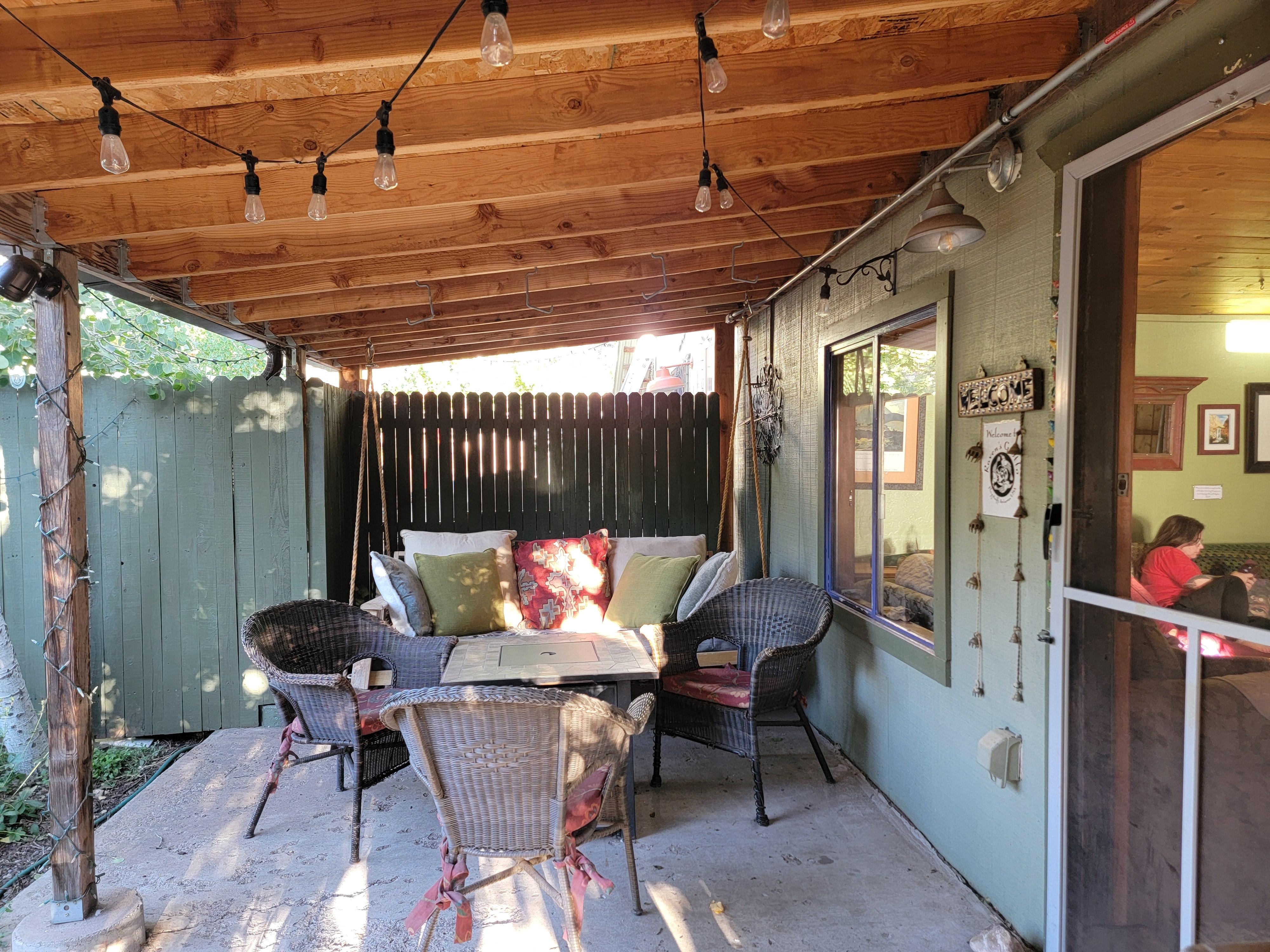 Covered getting porch (has grill)