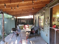 Covered getting porch (has grill)