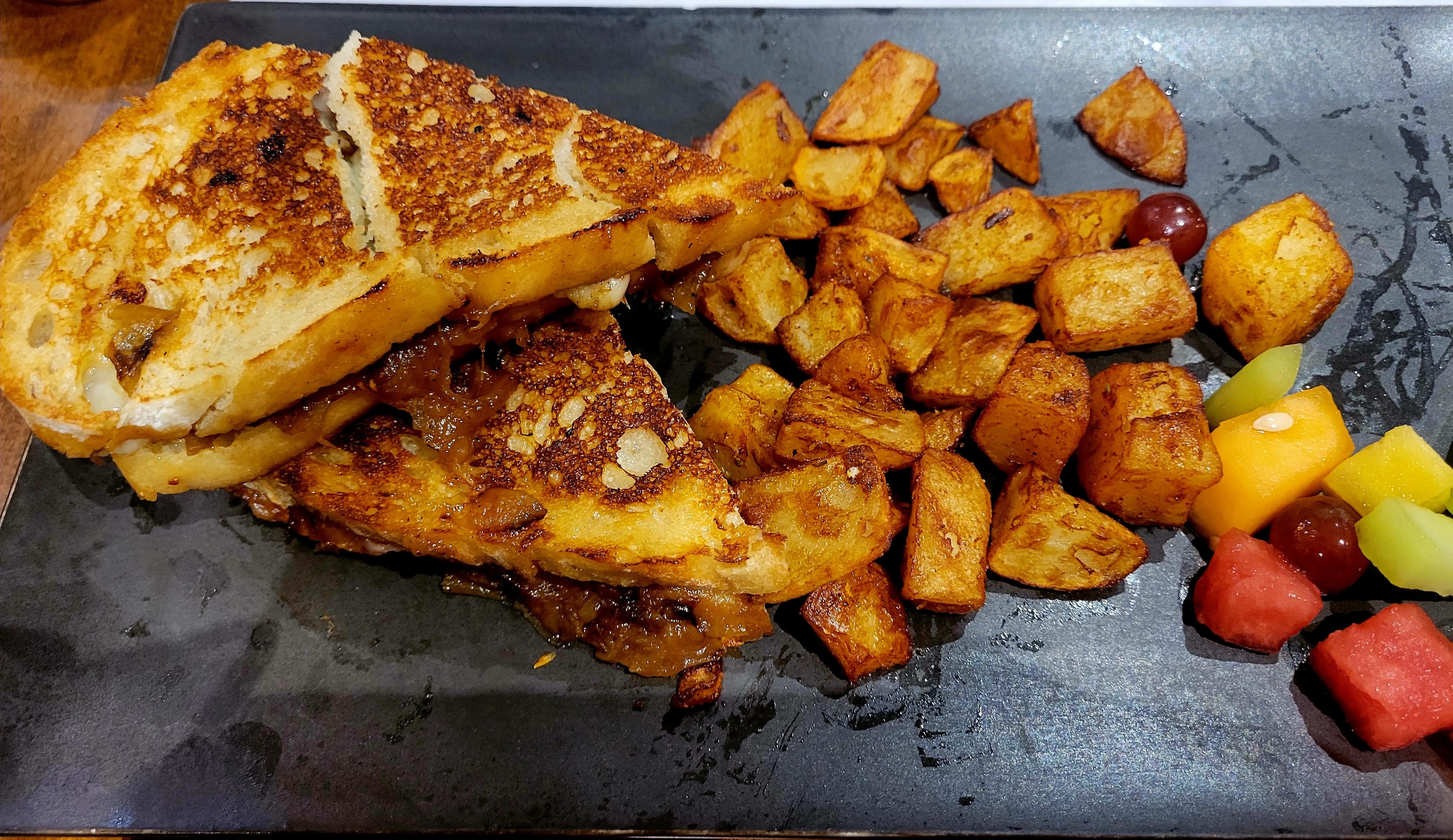 Deluxe grill-cheese (bacon, cheese and oignons jam) 