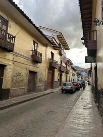 ホテル前の通り
狭い道で交通量多いため、タクシーの乗り降りは急かされる。