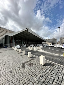 4 blocks from hotel to Roma Termini. More time to enjoy the city.