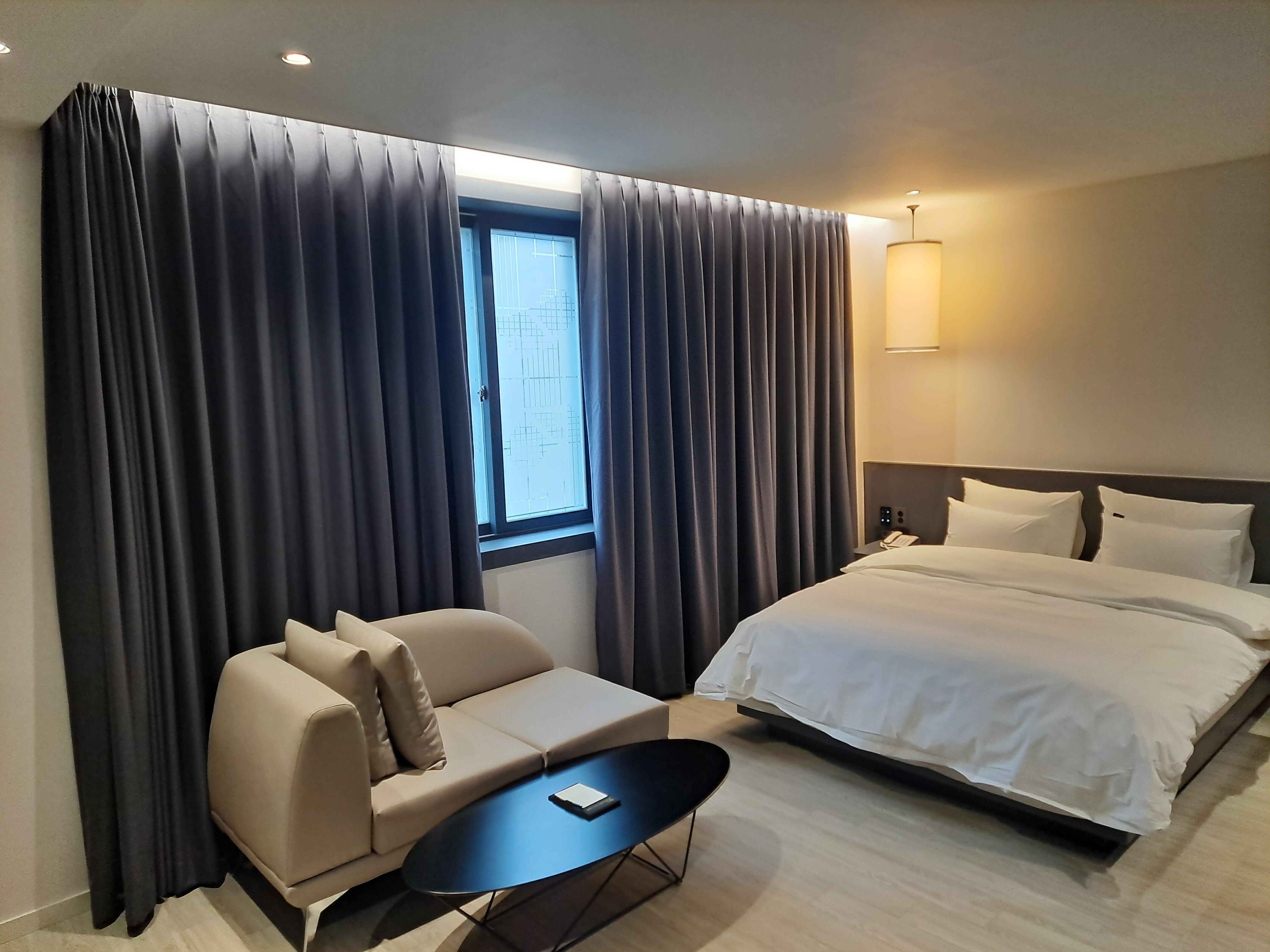 오래된 건물이라 창은 작은 편입니다만, 실내 환기 잘 되고 내부 조명도 매우 환해서 창이 작은 것은 문제되지 않았습니다.