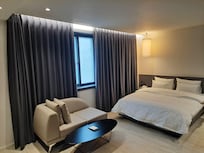 오래된 건물이라 창은 작은 편입니다만, 실내 환기 잘 되고 내부 조명도 매우 환해서 창이 작은 것은 문제되지 않았습니다.