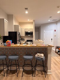 This was the perfect place.
The kitchen has everything you need.
There’s a blow dryer as well.
The washer Dryer is small but the perfect size for one or two people.
The initial check in went smoothly.
The hosts are amazing.