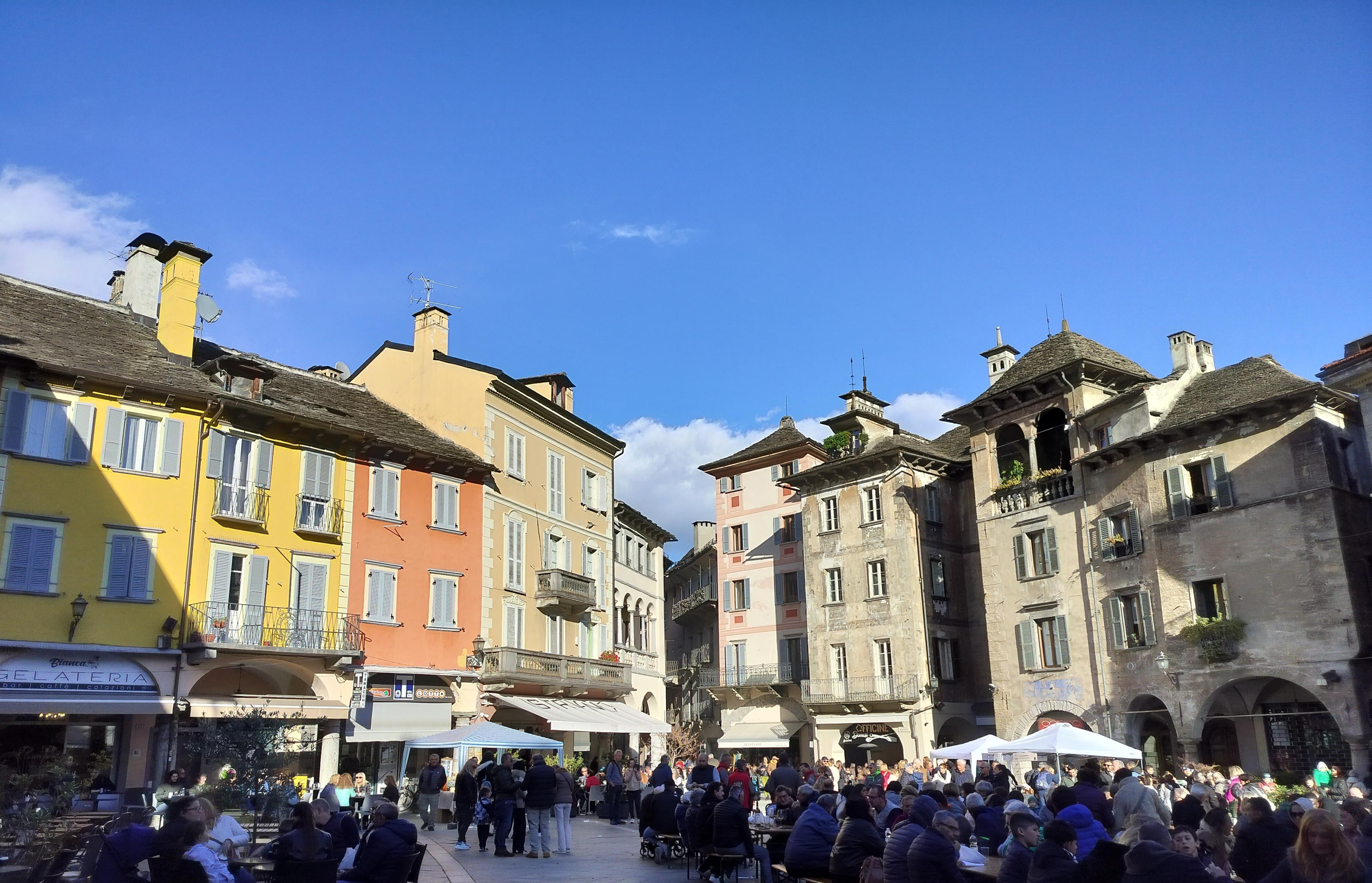 La piazza del mercato si trova proprio dietro alla struttura 