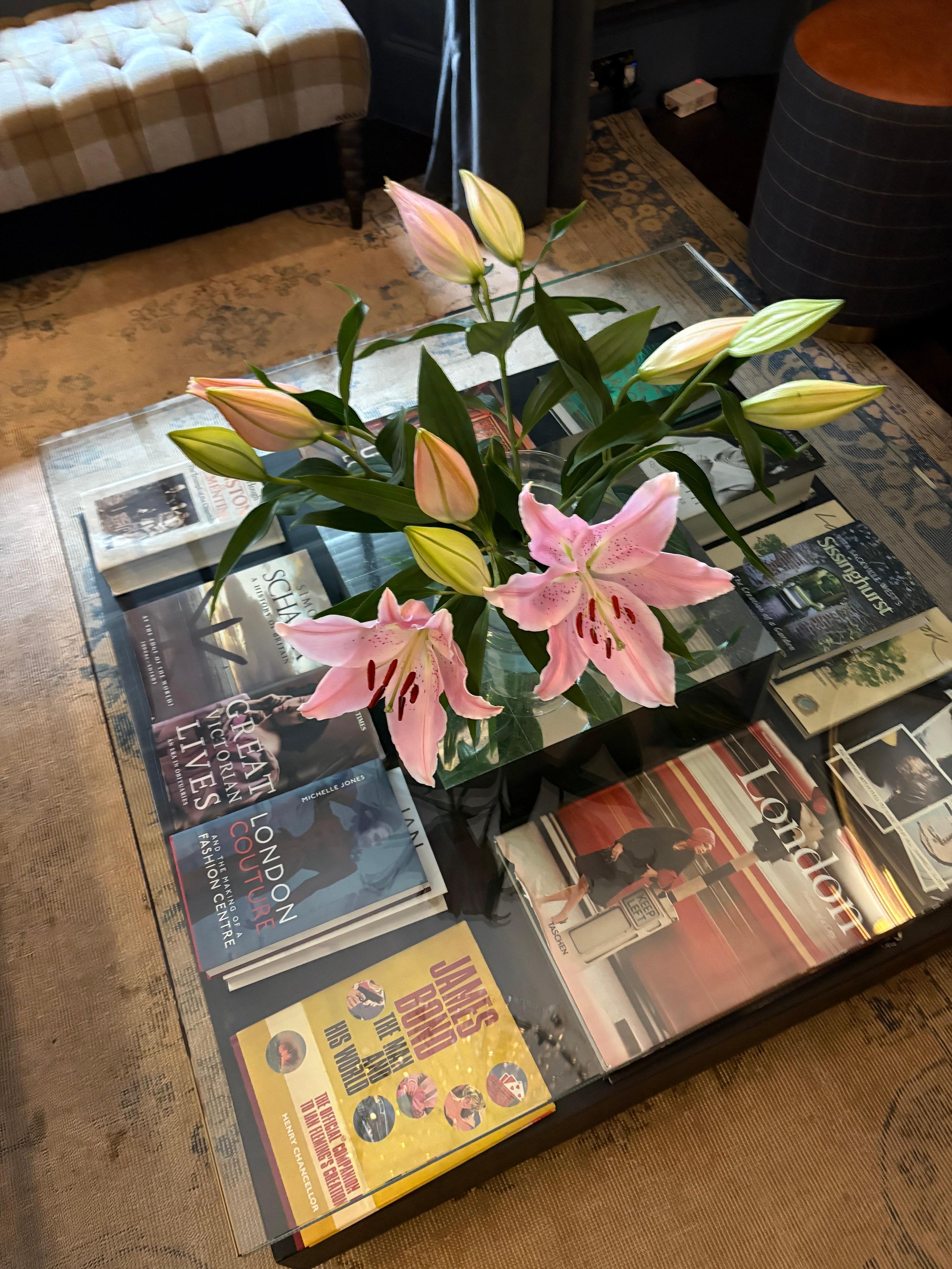 Always some nice flowers and cookies provided here in the midday. 