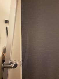 Le miroir du placard risque de tomber. J'ai signalé le problème depuis 2 jours!!! Rien.