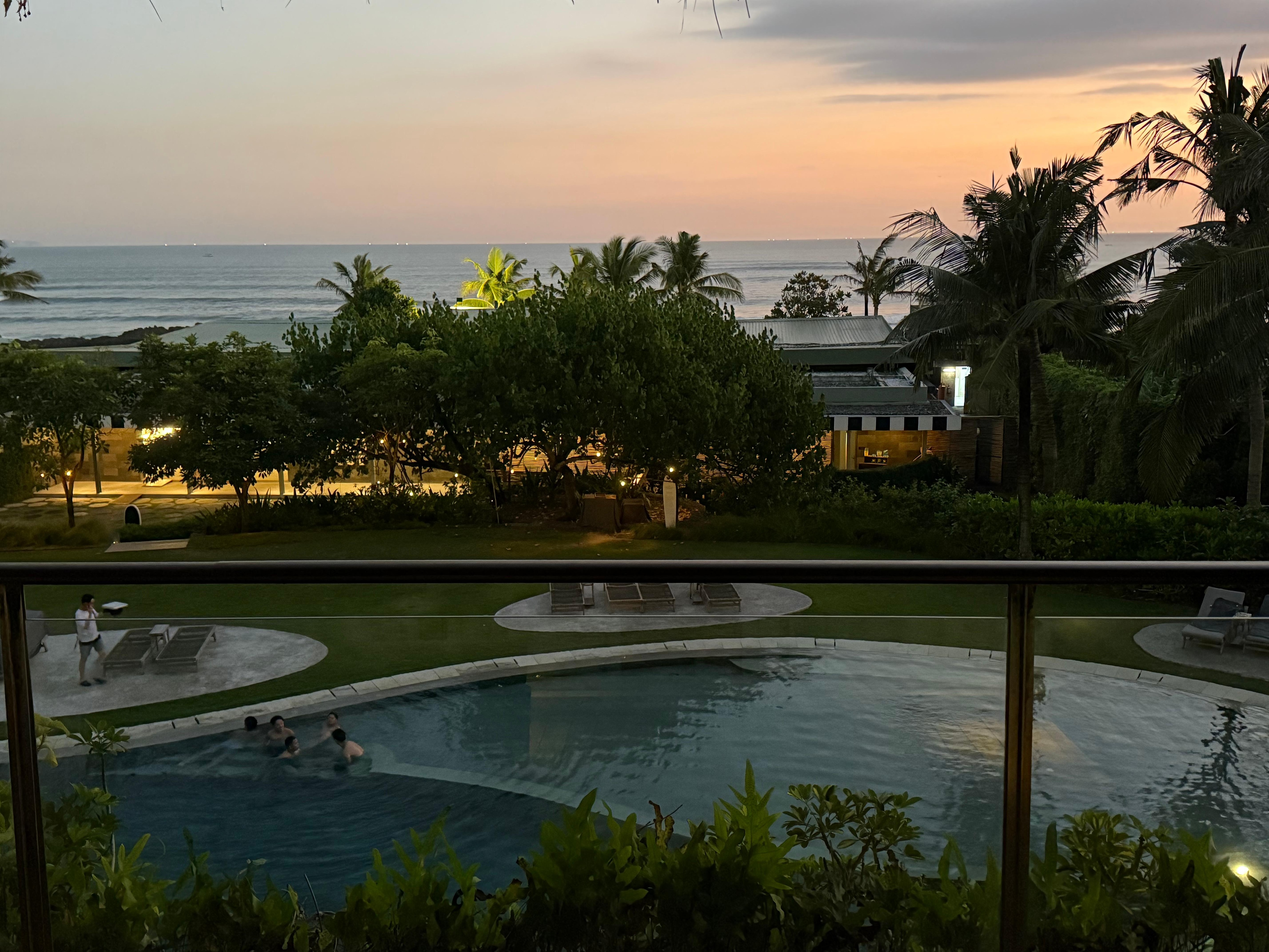 Blick vom Zimmer mit grossem Pool