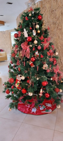 Joulukuusi MUR Aparthotel Buenos Aires:n ala-aulassa