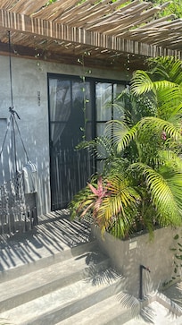 patio- entrada de la habitación con cama extragrande