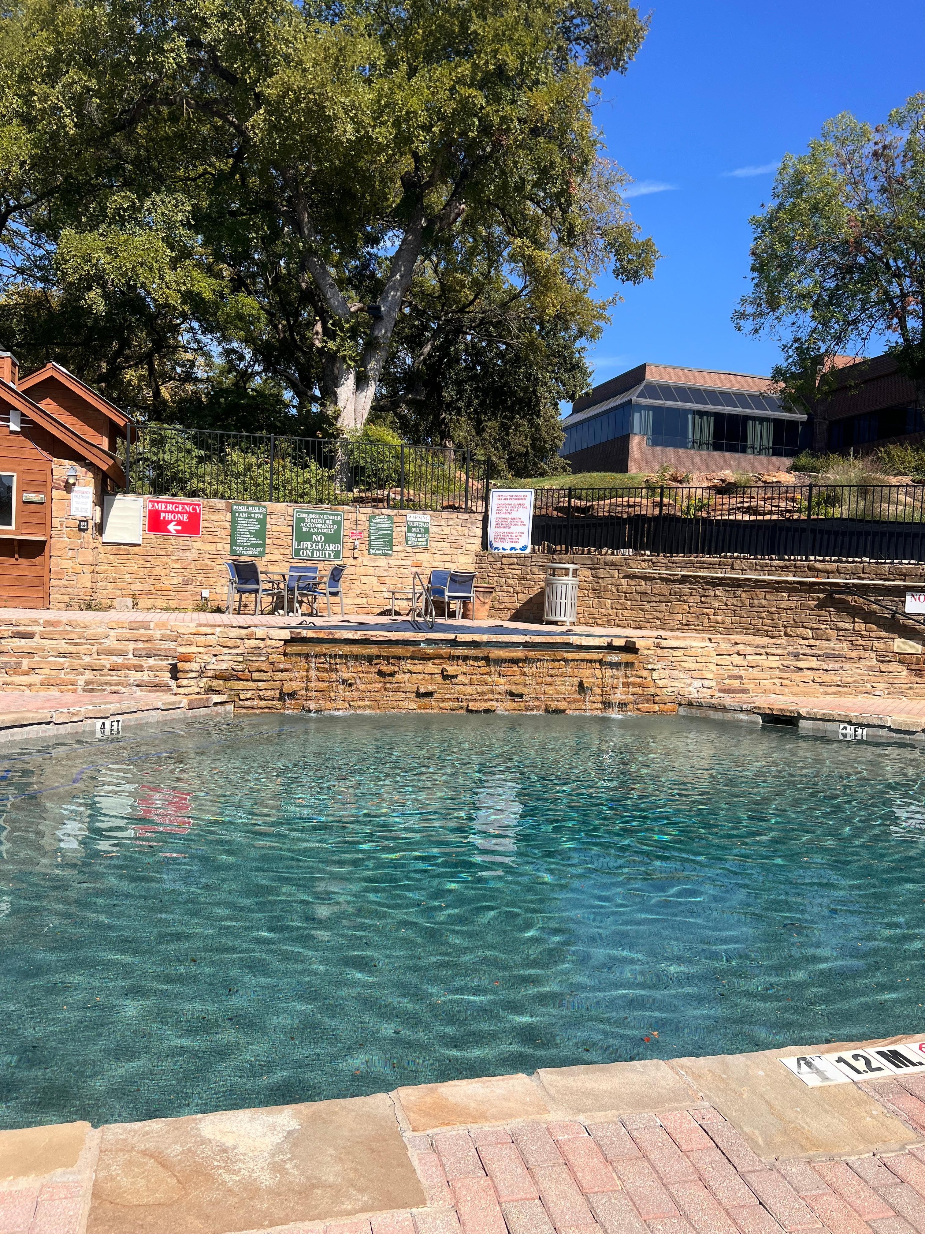 Piscina exterior del hotel con muy buena vista del paisaje 