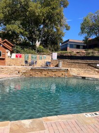 Piscina exterior del hotel con muy buena vista del paisaje