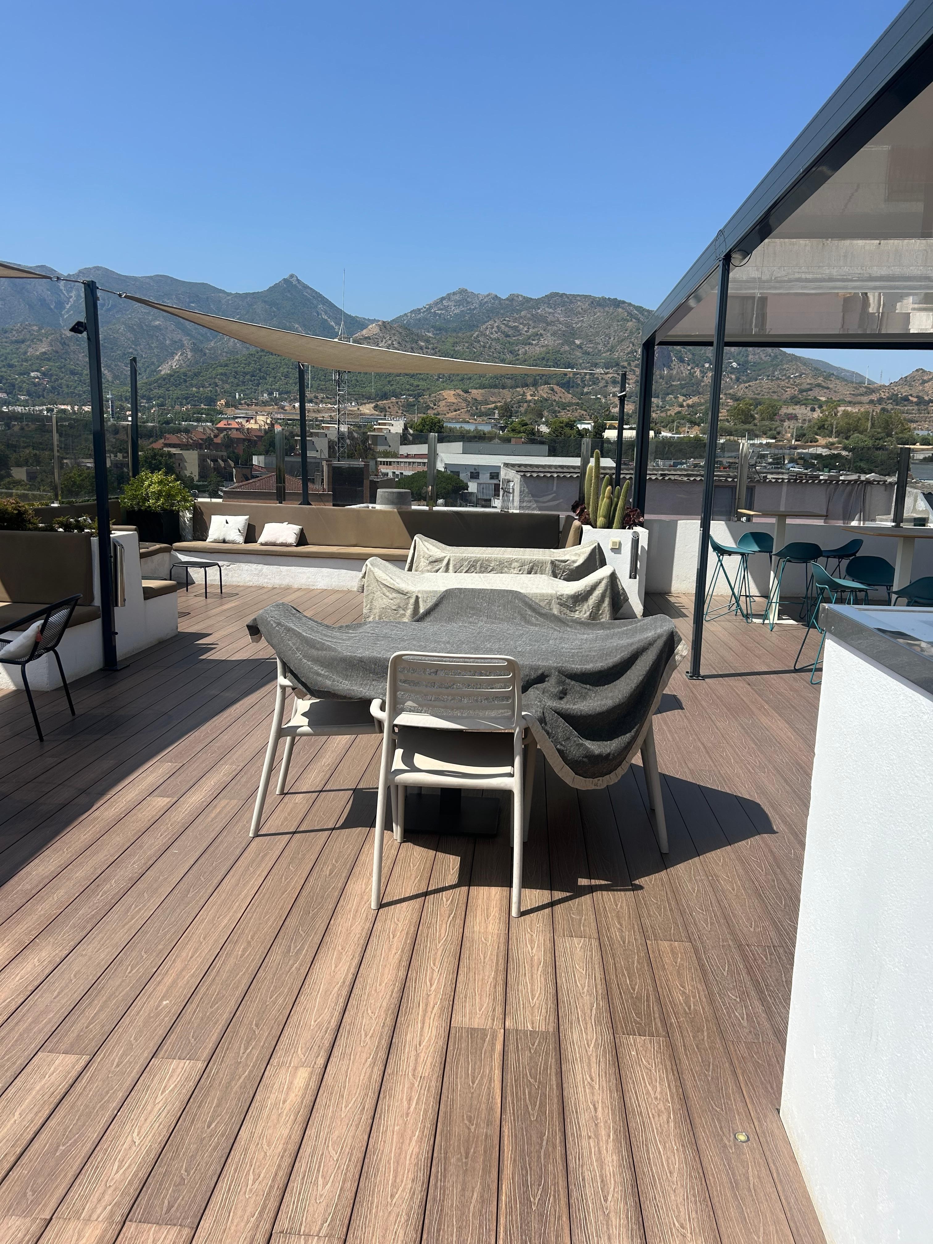 Les femmes de menages etendent le linge sur le rooftop