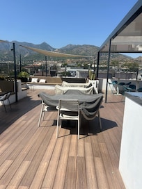 Les femmes de menages etendent le linge sur le rooftop
