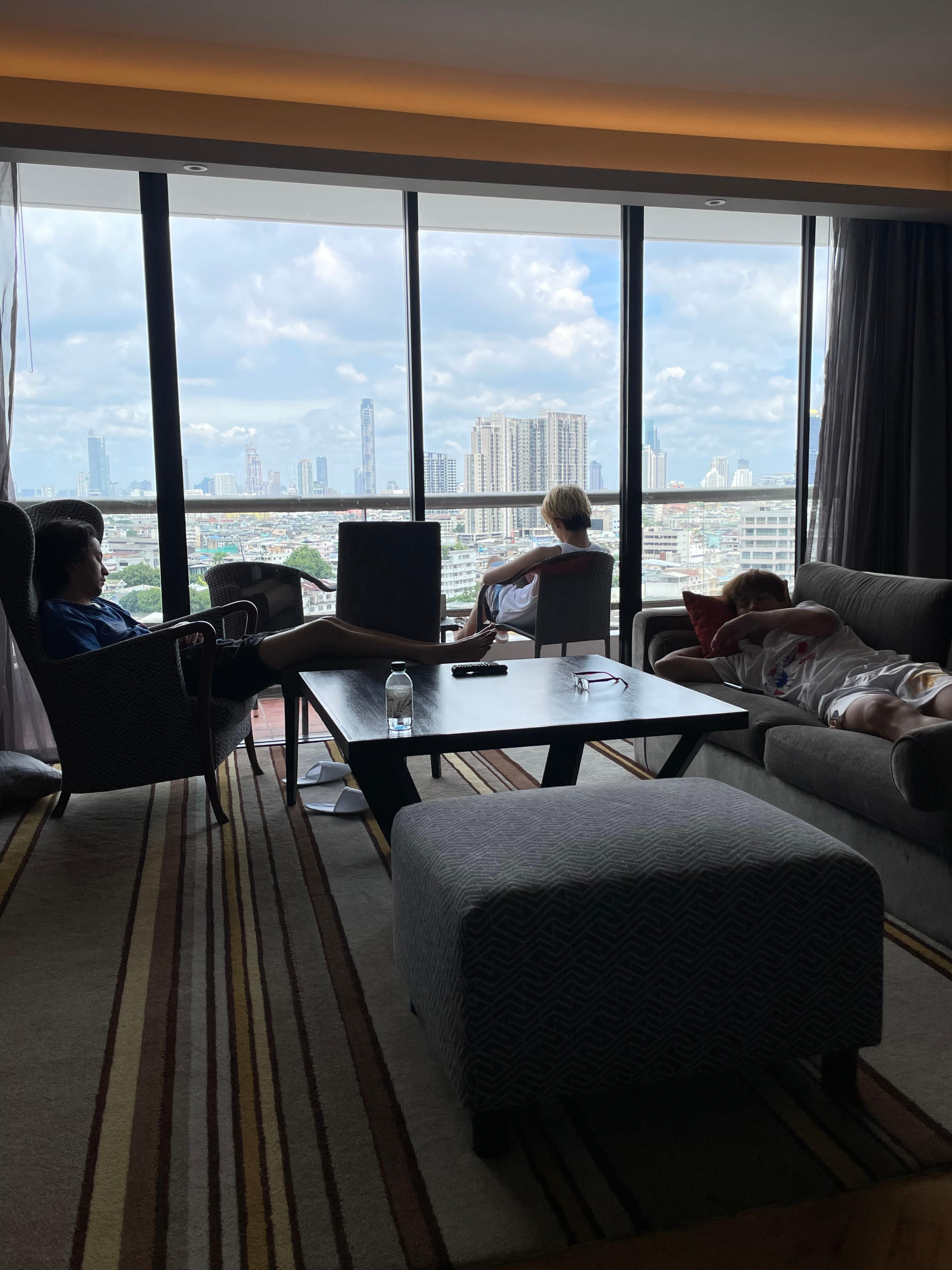 部屋から見える景色はシーロムの高層ビル群