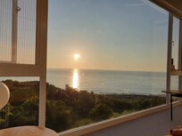 隔天早上5點多窗前的海上日出。