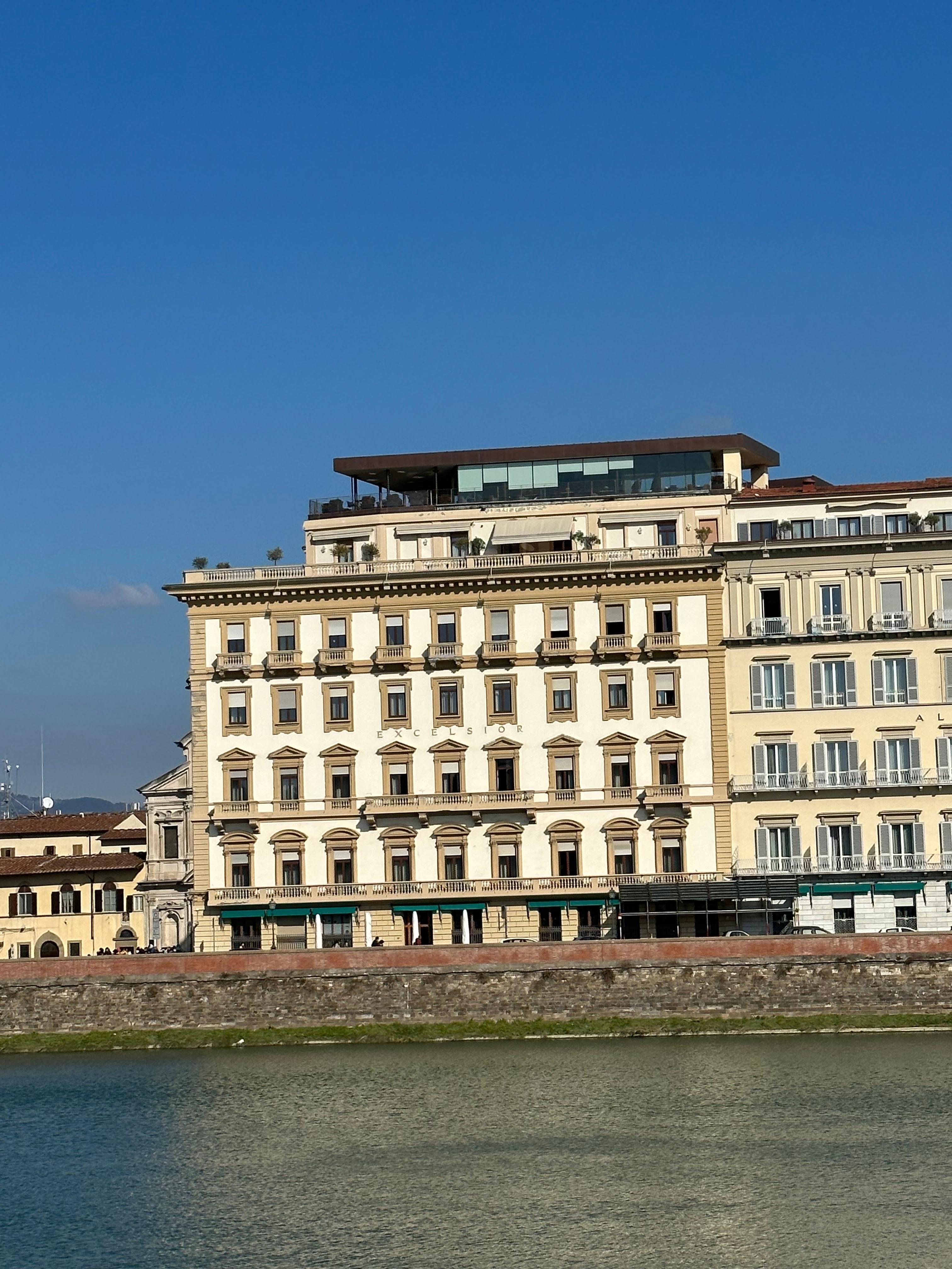 Sits on the Arno River 