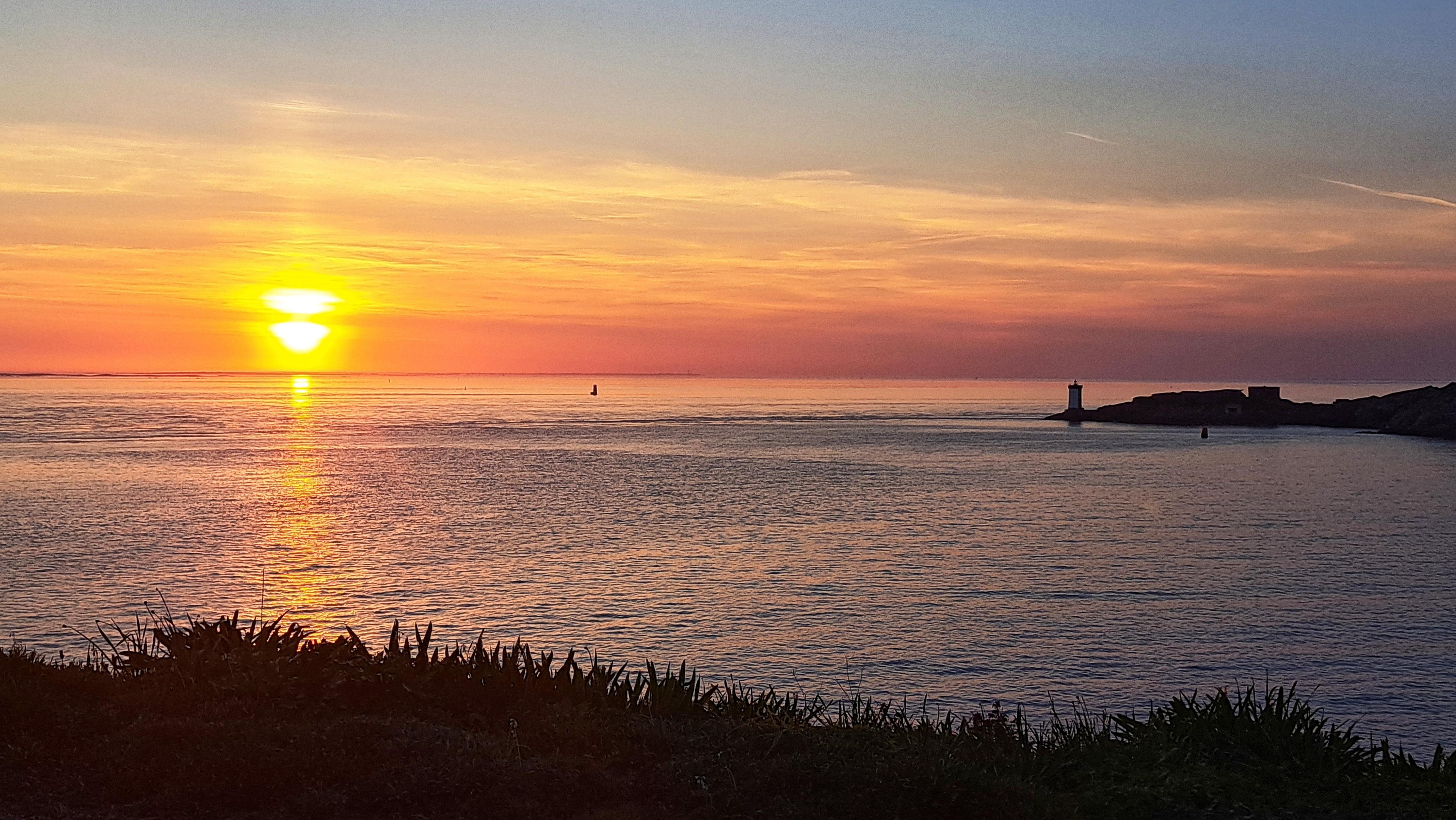 Coucher de soleil sur l'ile d'Ouessant, vu de la terrasse de l'appartement.