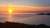 Coucher de soleil sur l'ile d'Ouessant, vu de la terrasse de l'appartement.