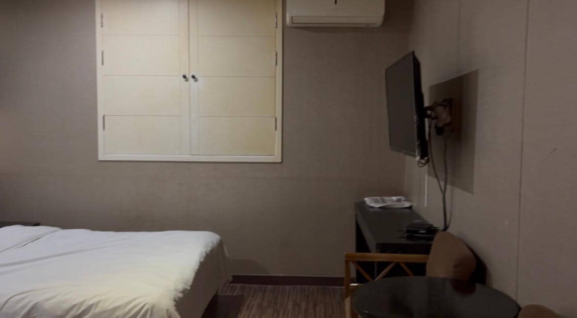 ベッド、テレビ