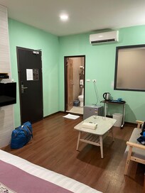 TV、小型冷蔵庫、電気ポット、ソファー