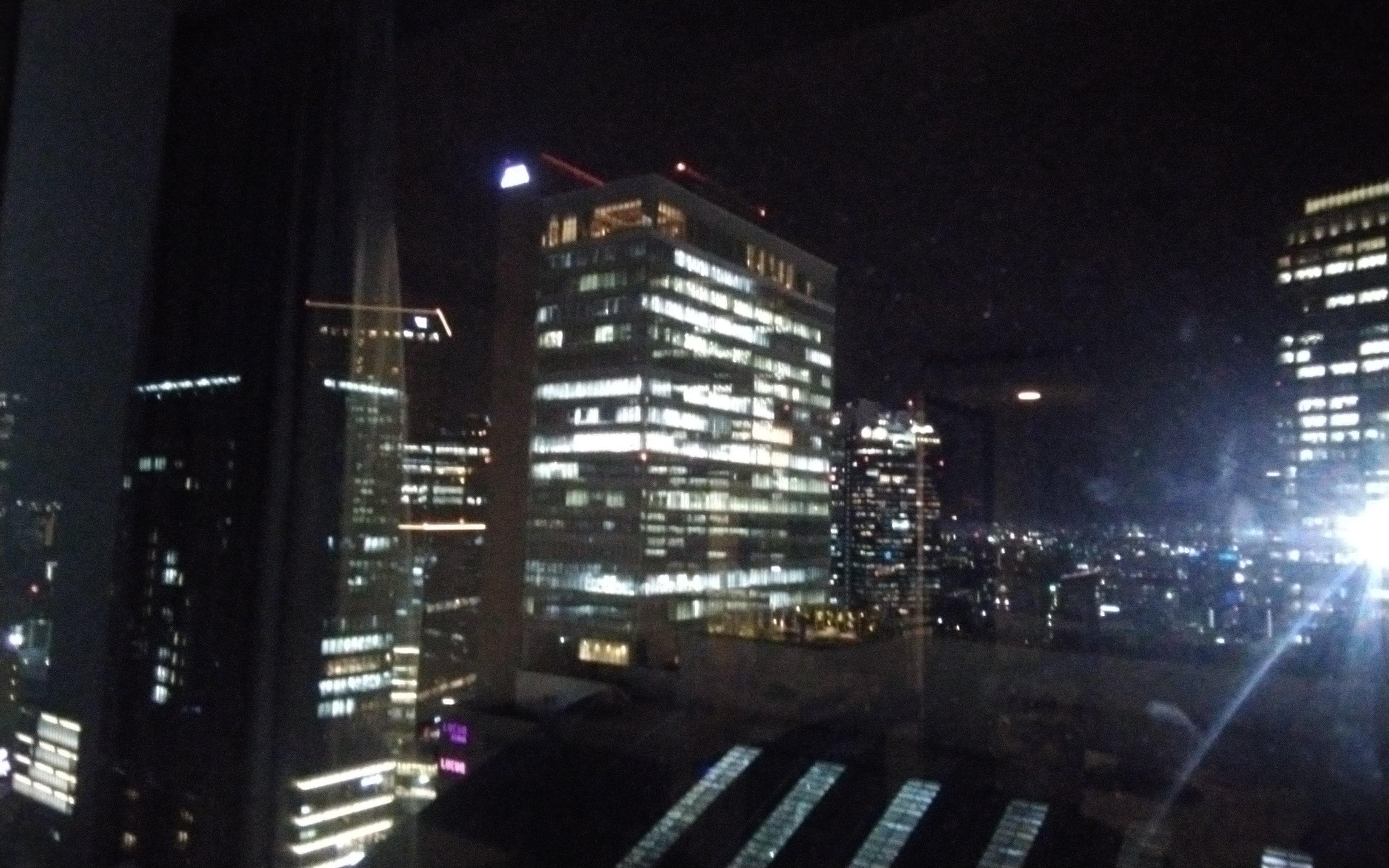 お部屋の窓からの100万ドル(笑)の夜景です。