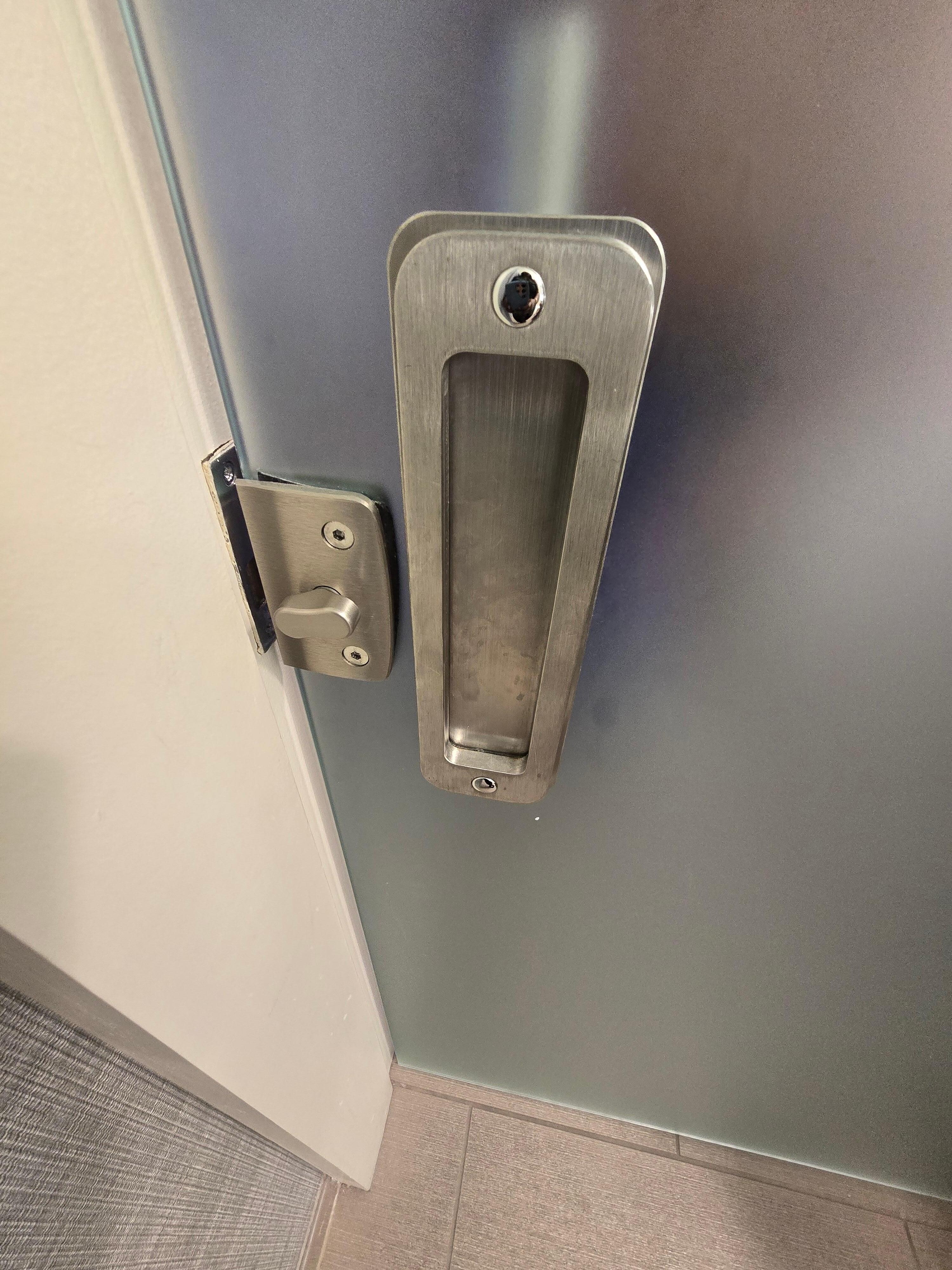 Bathroom door that doesn't lock