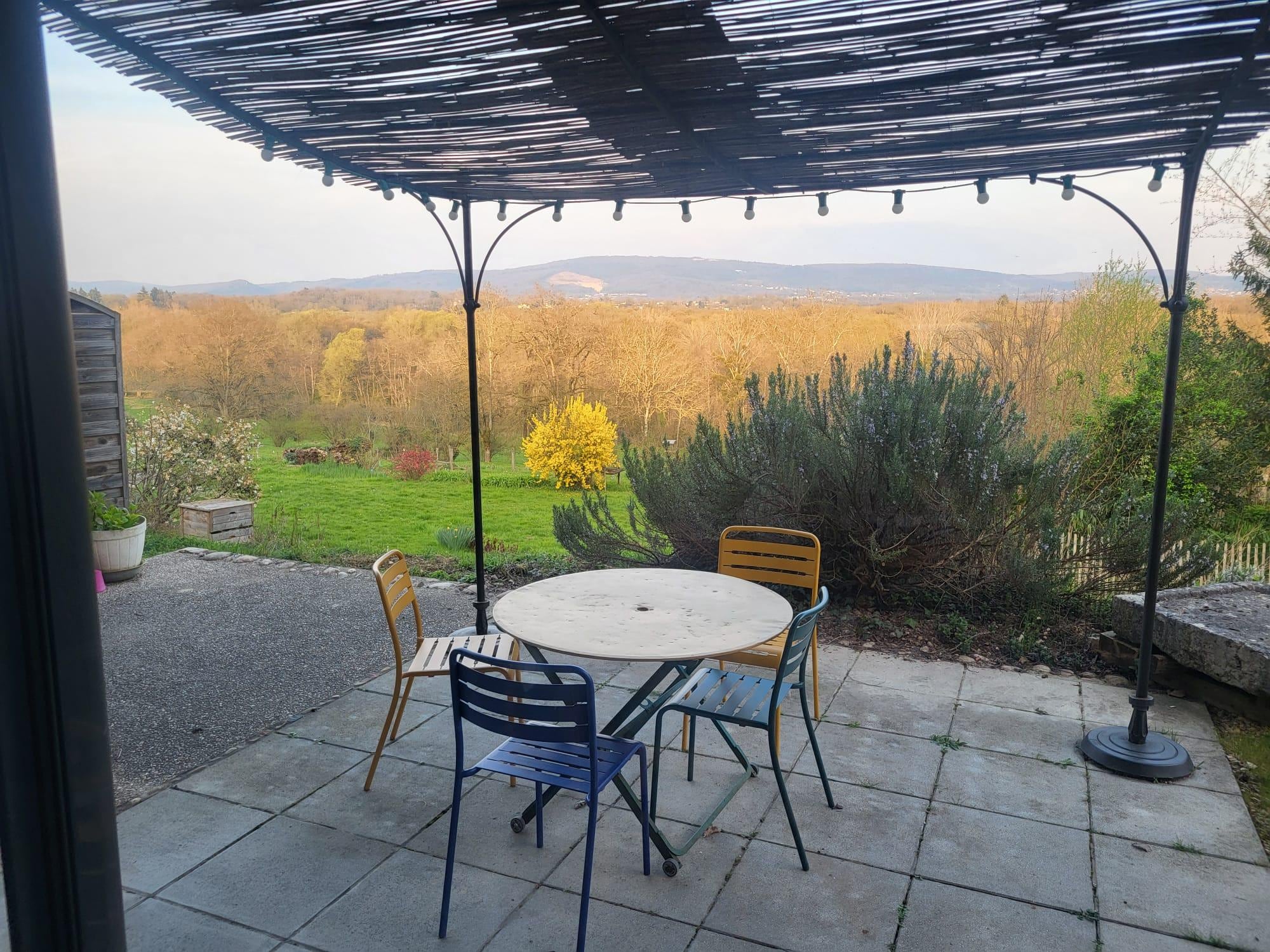 Vue des montagnes depuis la terrasse . 
