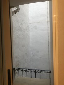 Udsigt fra værelset i en skakt med larmende aircon