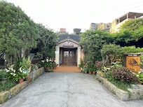 玄関周りは綺麗に植栽が整えられていました。