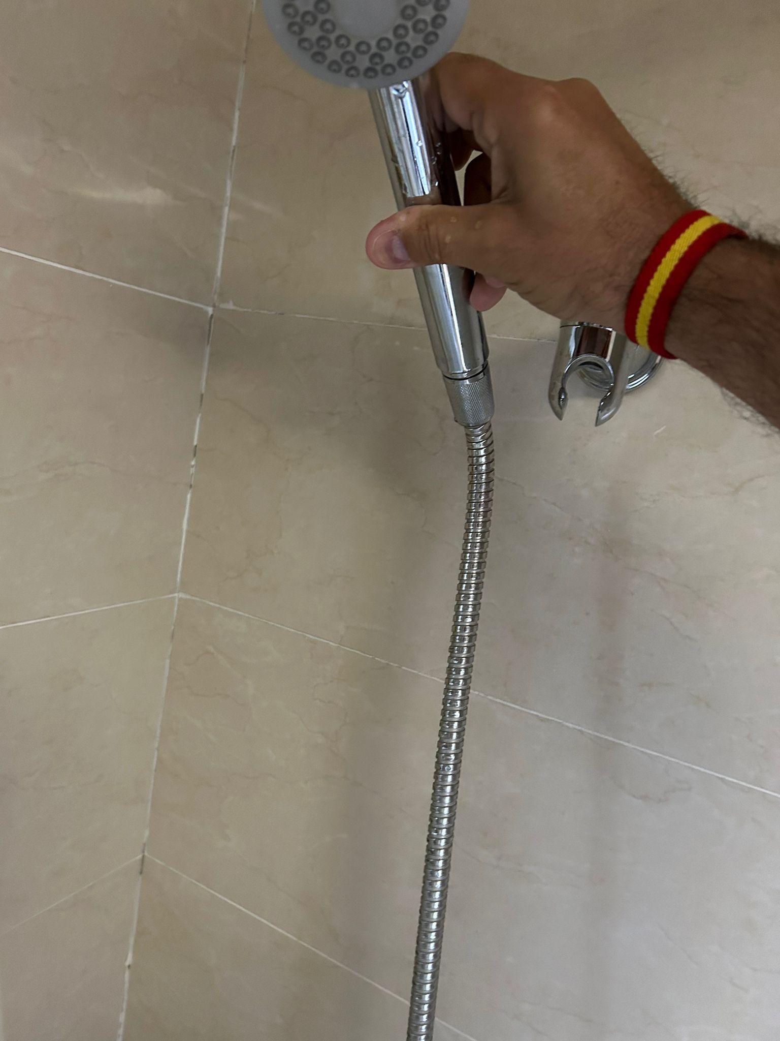 Shower hose very short. Couldn't hang up to shower