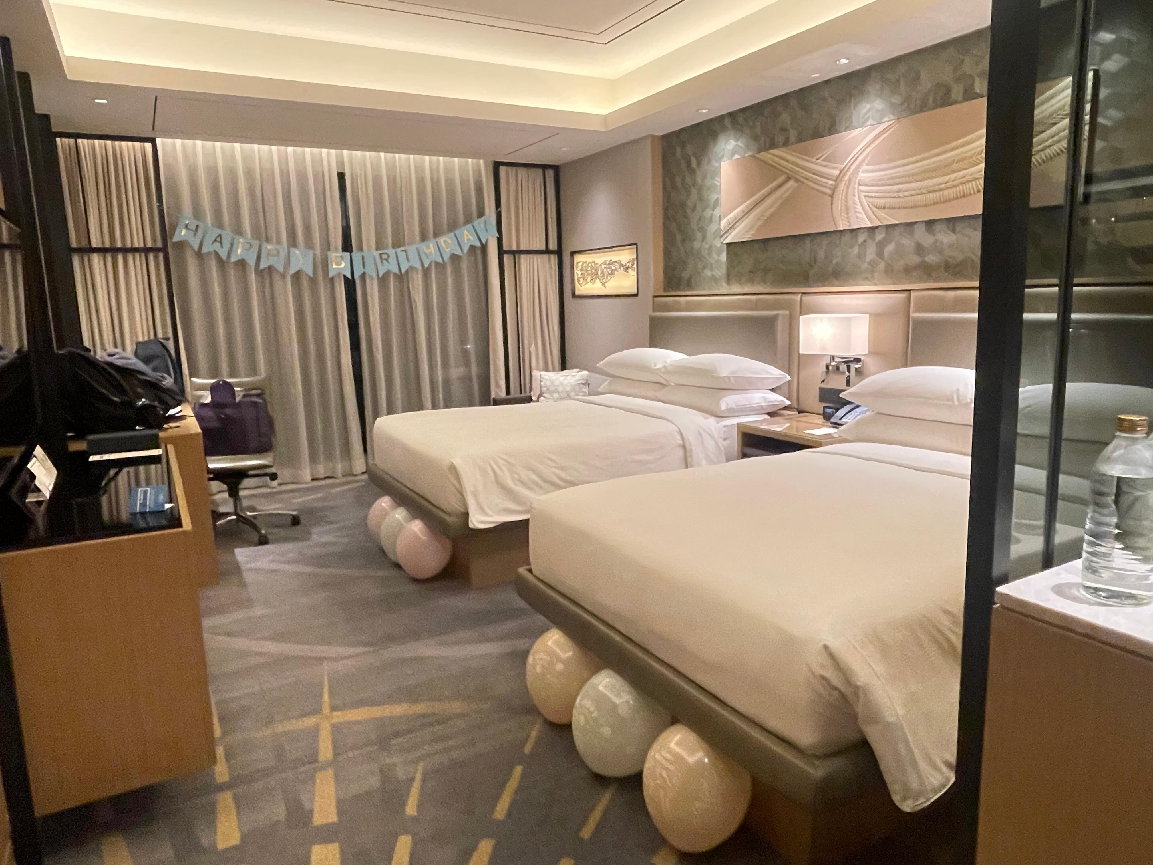 酒店知道兒子生日，估唔到有少量佈置，還有細細件的朱古力蛋糕