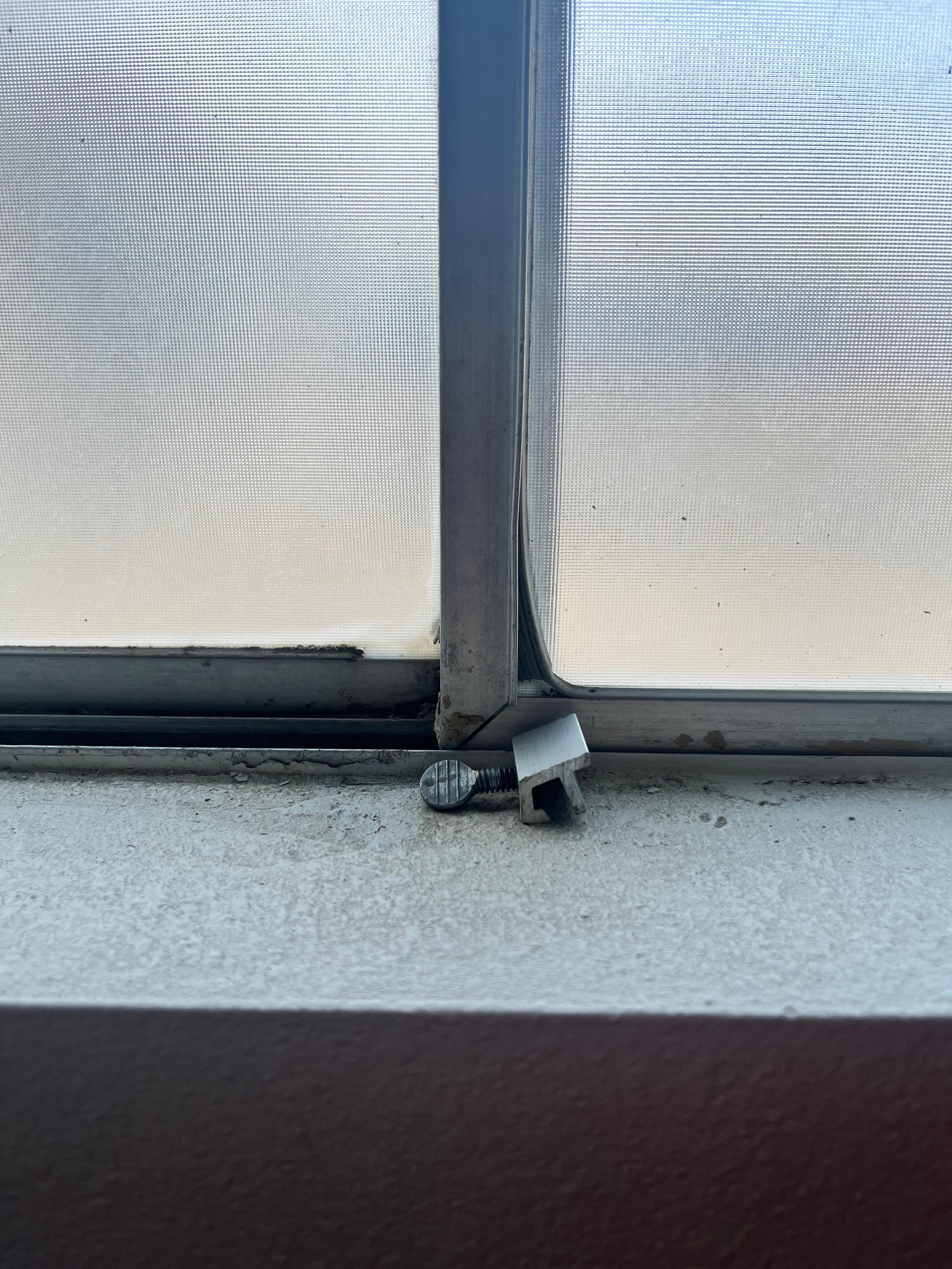 Window block was not installed when arriving. Dangerous!