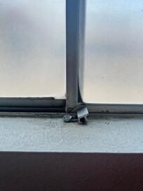 Window block was not installed when arriving. Dangerous!